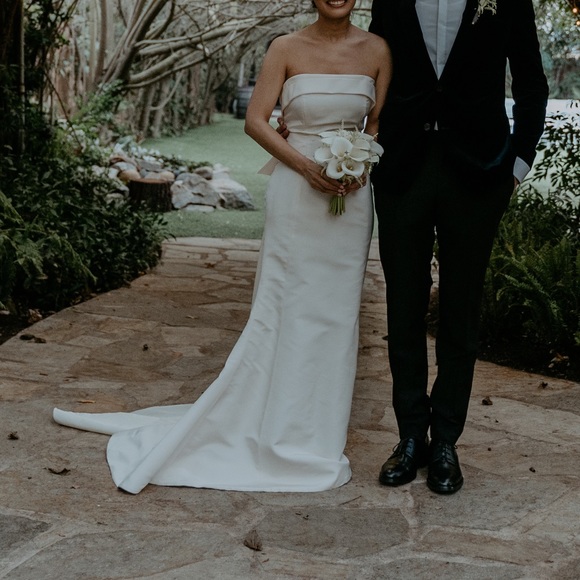 Carolina Herrera Wedding Dress - Picture 11 of 11